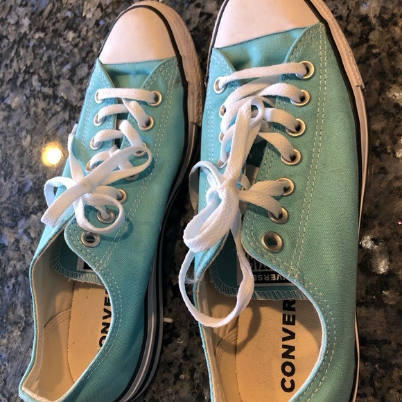 Woman converse - Picture 2 of 3